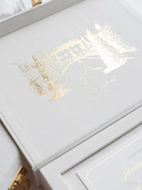 Caja rígida de terciopelo de lujo e invitación con borlas y lugar con lámina dorada | Comisión G&amp;P a medida | Villa Balbiano, Lago Como