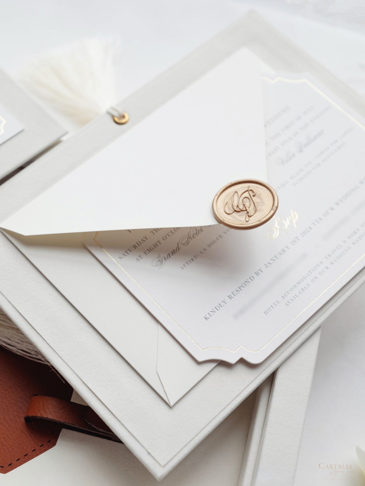 Caja rígida de terciopelo de lujo e invitación con borlas y lugar con lámina dorada | Comisión G&amp;P a medida | Villa Balbiano, Lago Como