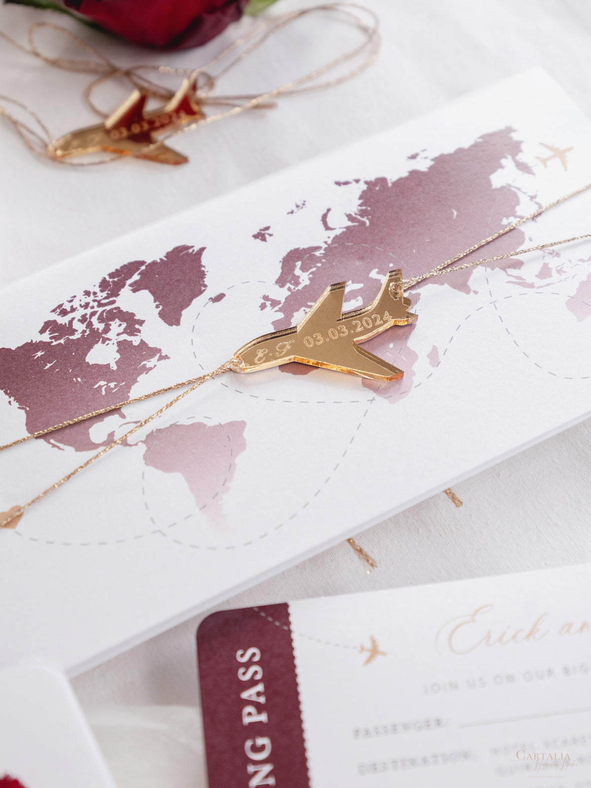 Cartera de viaje de destino de lujo | Lámina dorada y billetera de viaje grabada con Plexi Plane Passport: Invitación de pasaporte de boda de lujo