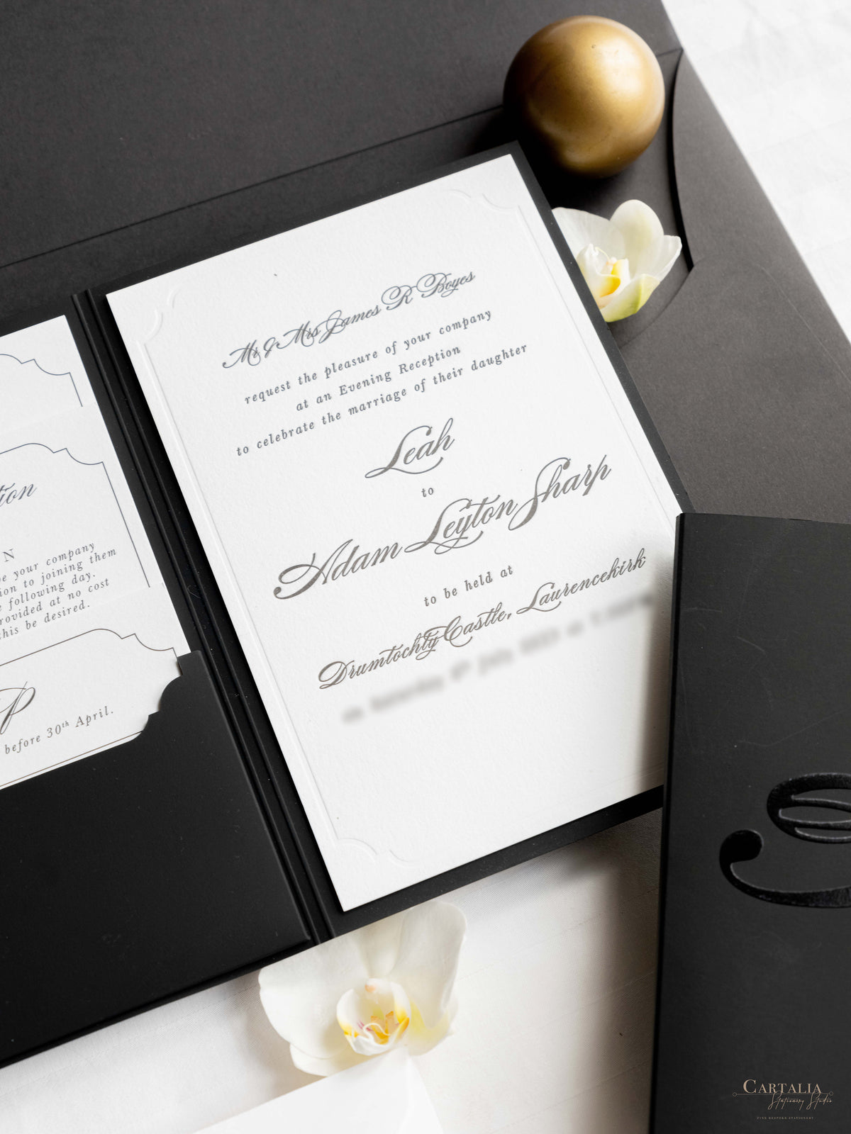 Bolsillo de noche de tapa dura de lujo en blanco y negro con monograma de lámina dorada | Comisión personalizada para A&amp;M