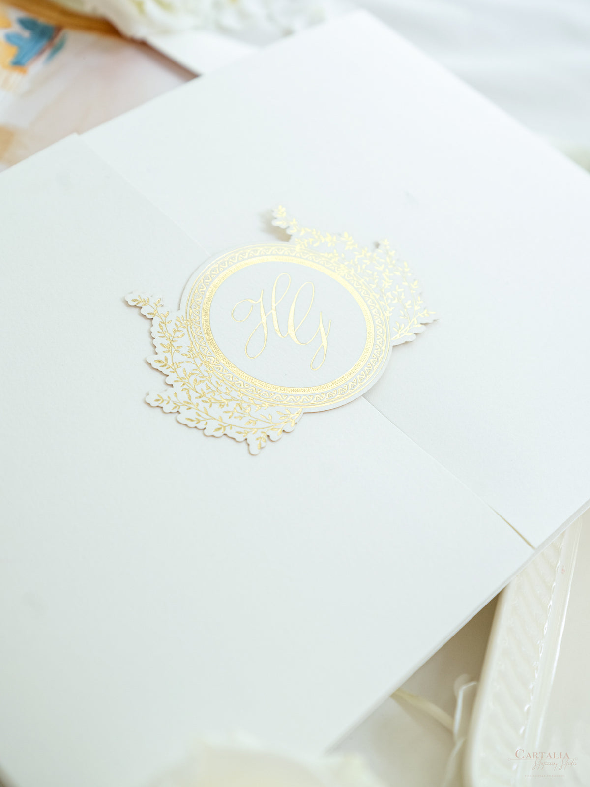 Invitación de boda de lujo con BESPOKE | Monograma de lámina dorada | Pintura de lugar de acuarela | El hotel Windsor Arms, Toronto