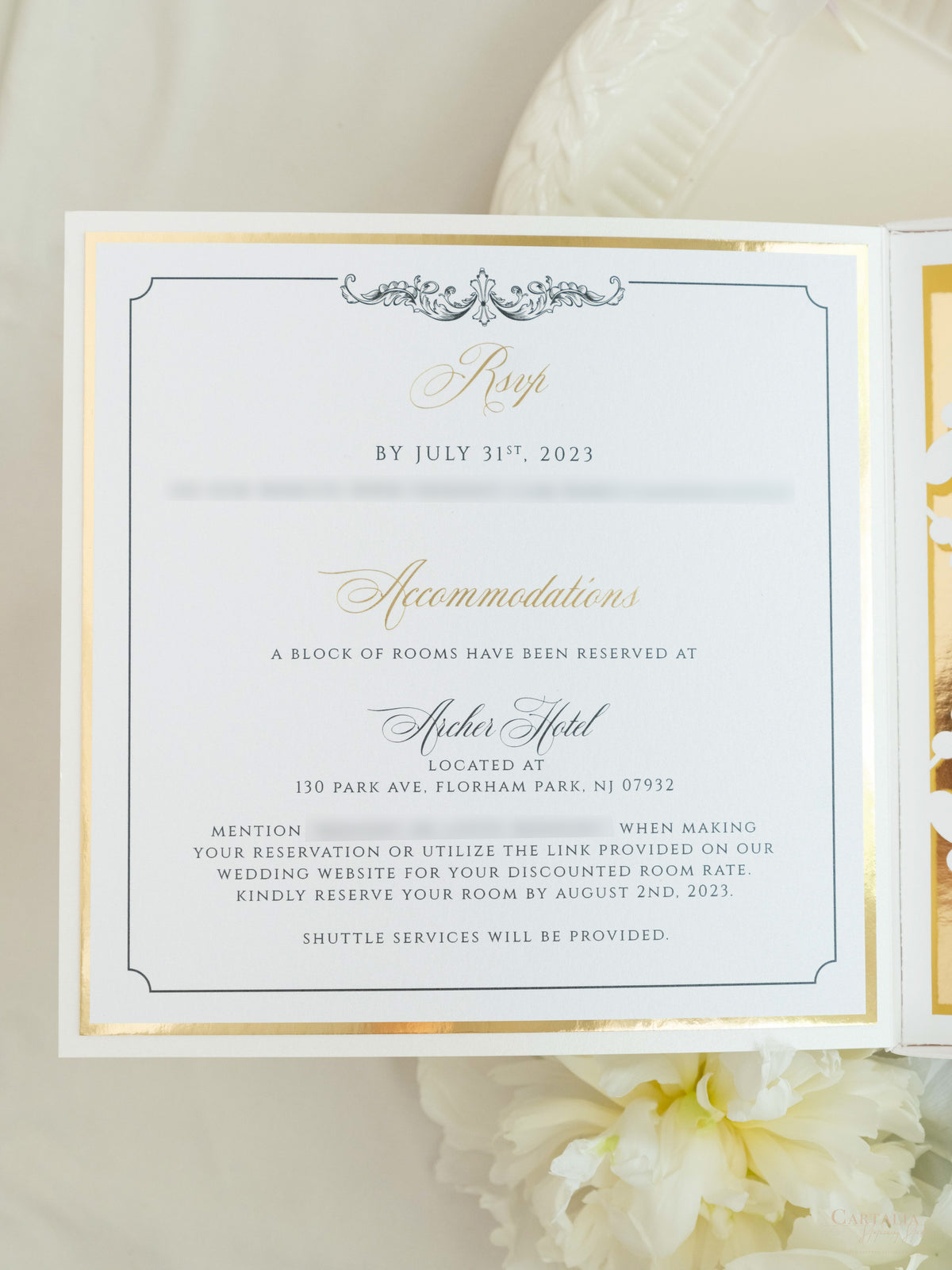 Caja a medida Golden Couture: Diseño personalizado en 3D | Comisión R&amp;N a medida