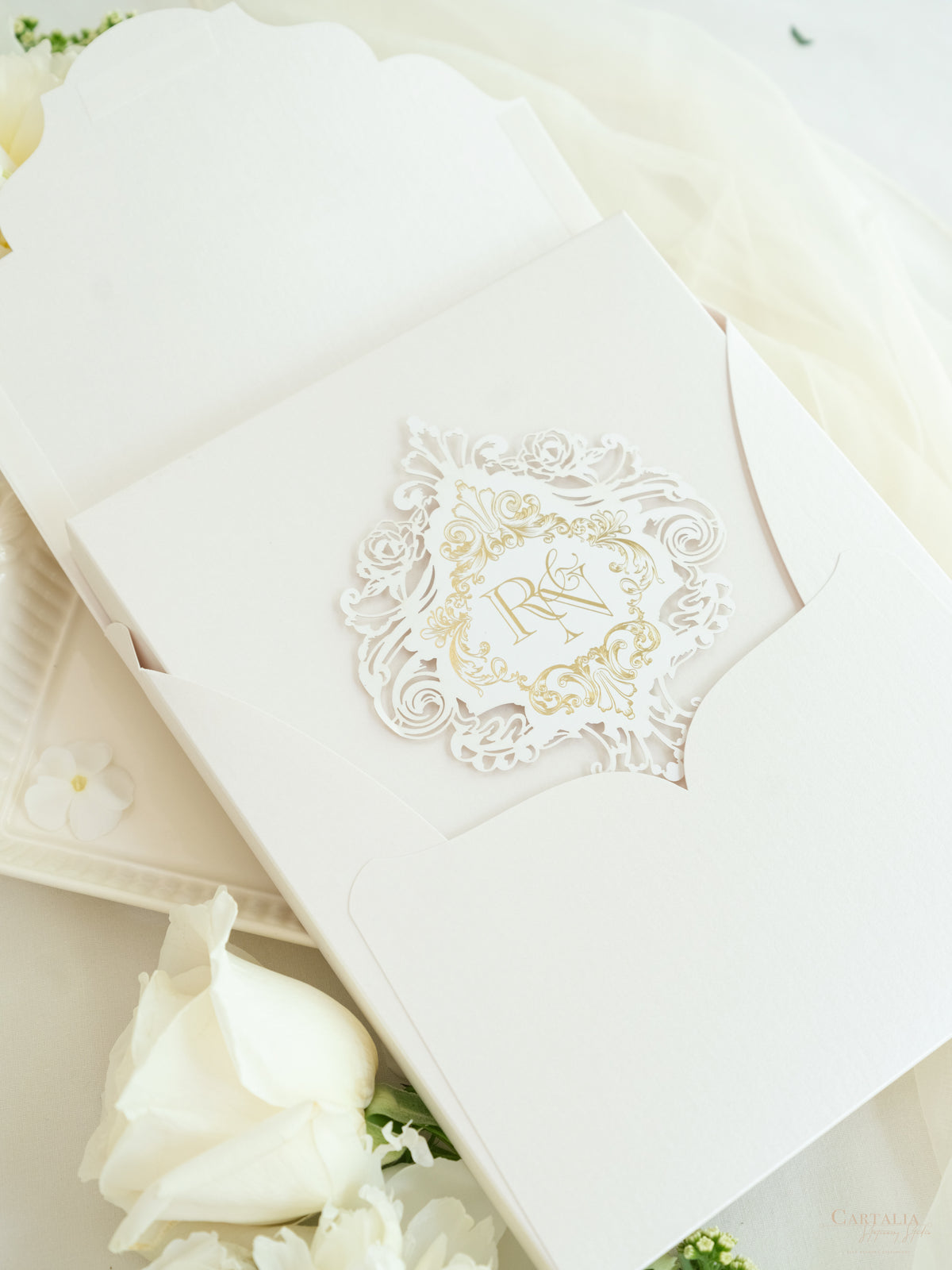 Caja a medida Golden Couture: Diseño personalizado en 3D | Comisión R&amp;N a medida