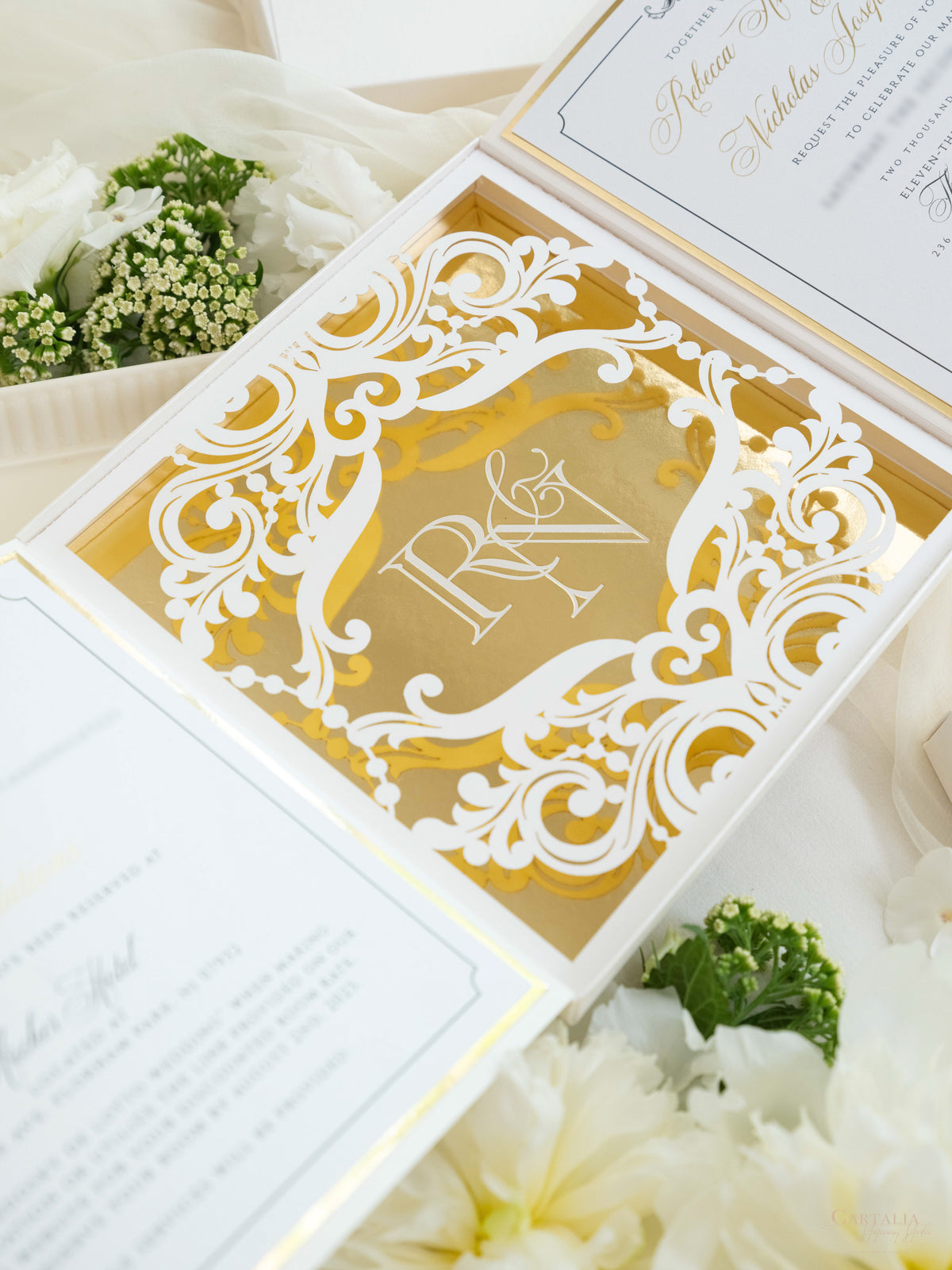 Caja a medida Golden Couture: Diseño personalizado en 3D | Comisión R&amp;N a medida