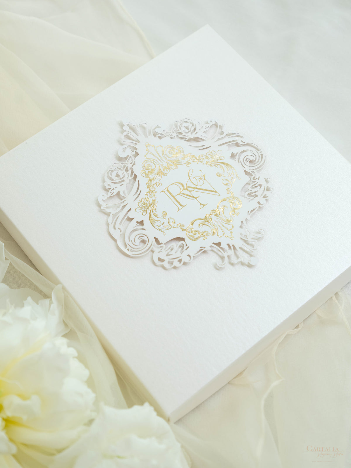 Caja a medida Golden Couture: Diseño personalizado en 3D | Comisión R&amp;N a medida