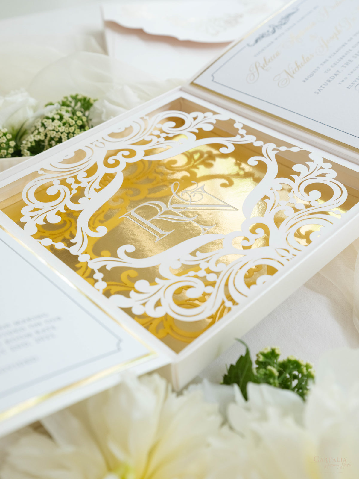 Caja a medida Golden Couture: Diseño personalizado en 3D | Comisión R&amp;N a medida