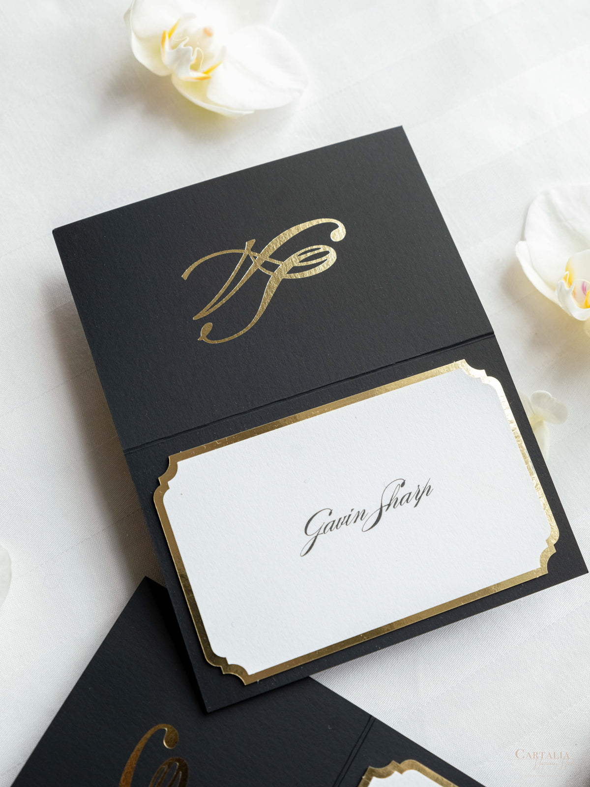 Tarjeta de mesa dorada de lujo con respaldo laminado y monograma