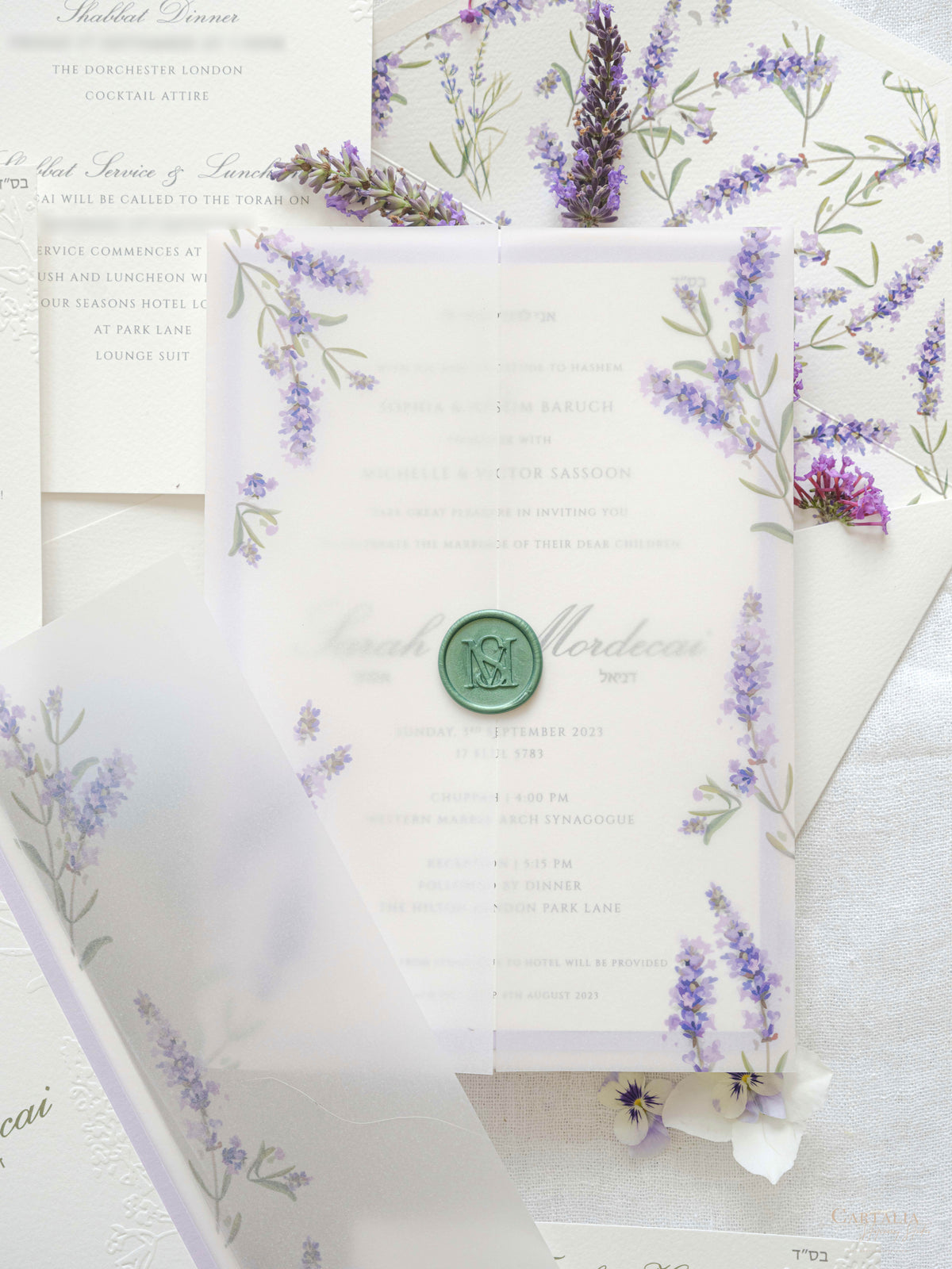 Invitación de boda de oliva y lavanda con monograma verde y sello de cera