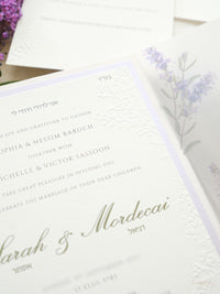 Invitación de boda de oliva y lavanda con monograma verde y sello de cera