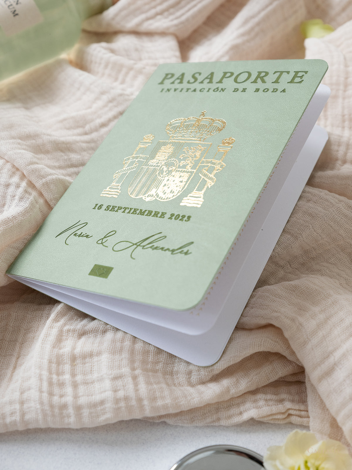 Invitación de pasaporte de cuero vegano de color verde salvia | Comisión a medida N&amp;A