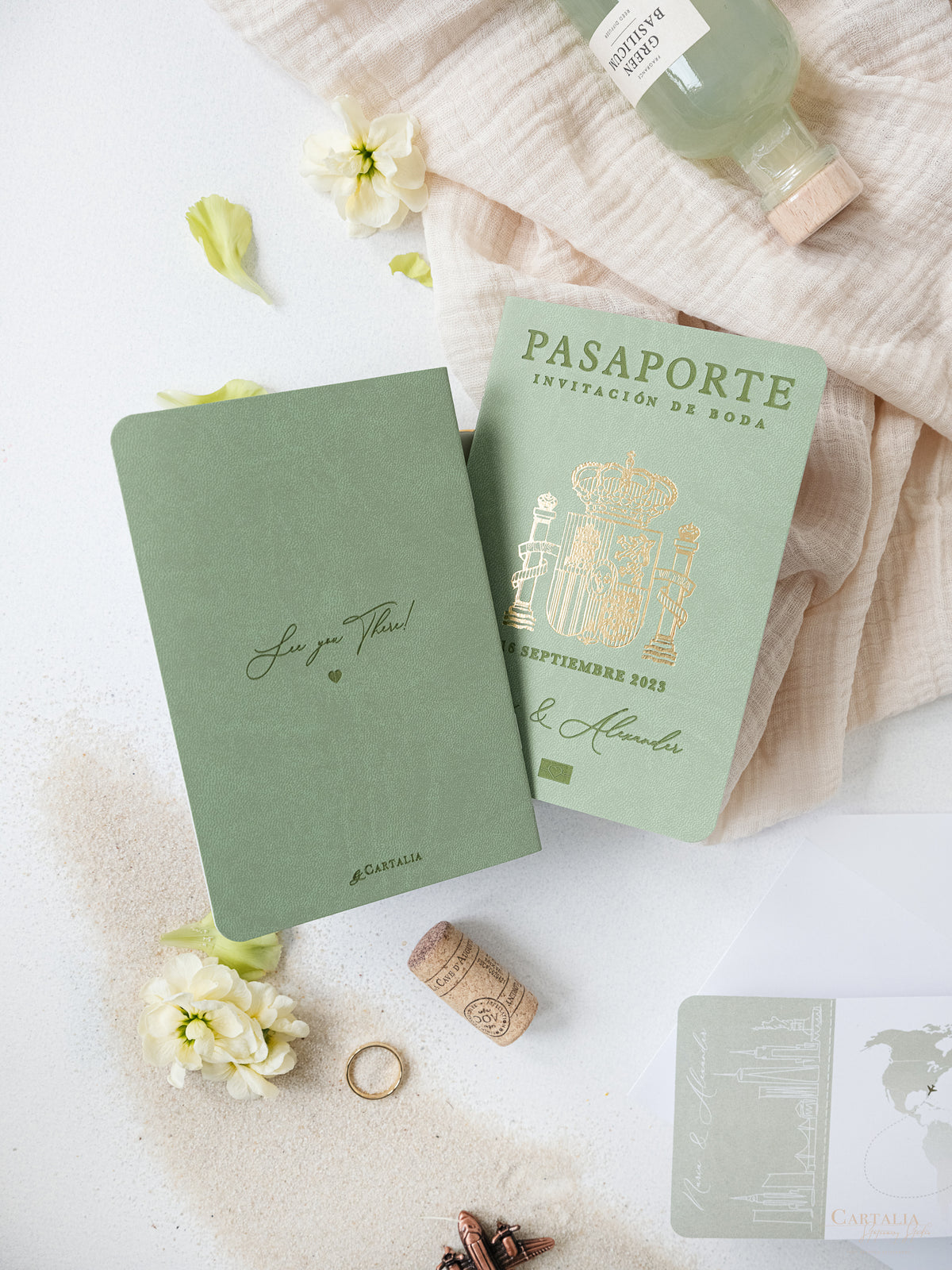 Invitación de pasaporte de cuero vegano de color verde salvia | Comisión a medida N&amp;A