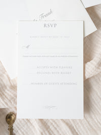 Invitación tipográfica de bolsillo en champán y verde salvia | Comisión A&amp;F a medida
