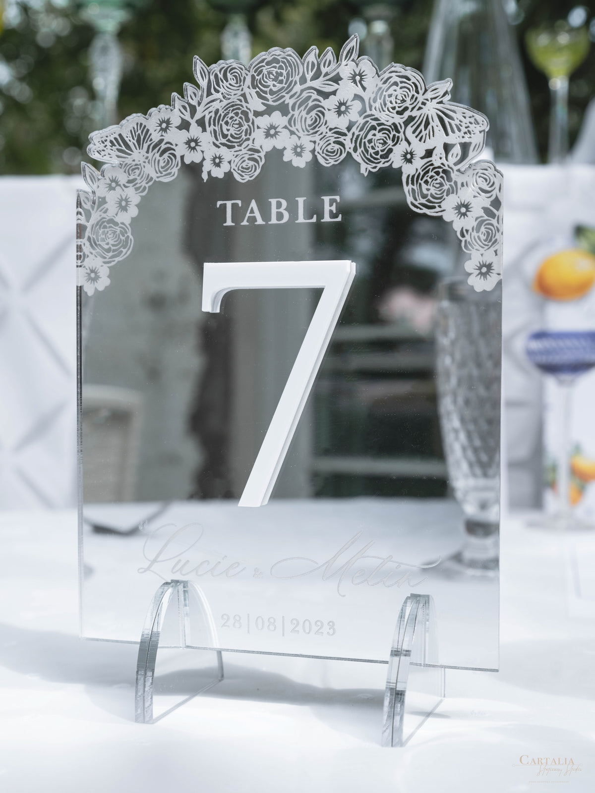 Número de mesa con espejo plateado con rosas, flores y mariposas cortadas con láser | Boda en Villa Balbiano, Lago Como