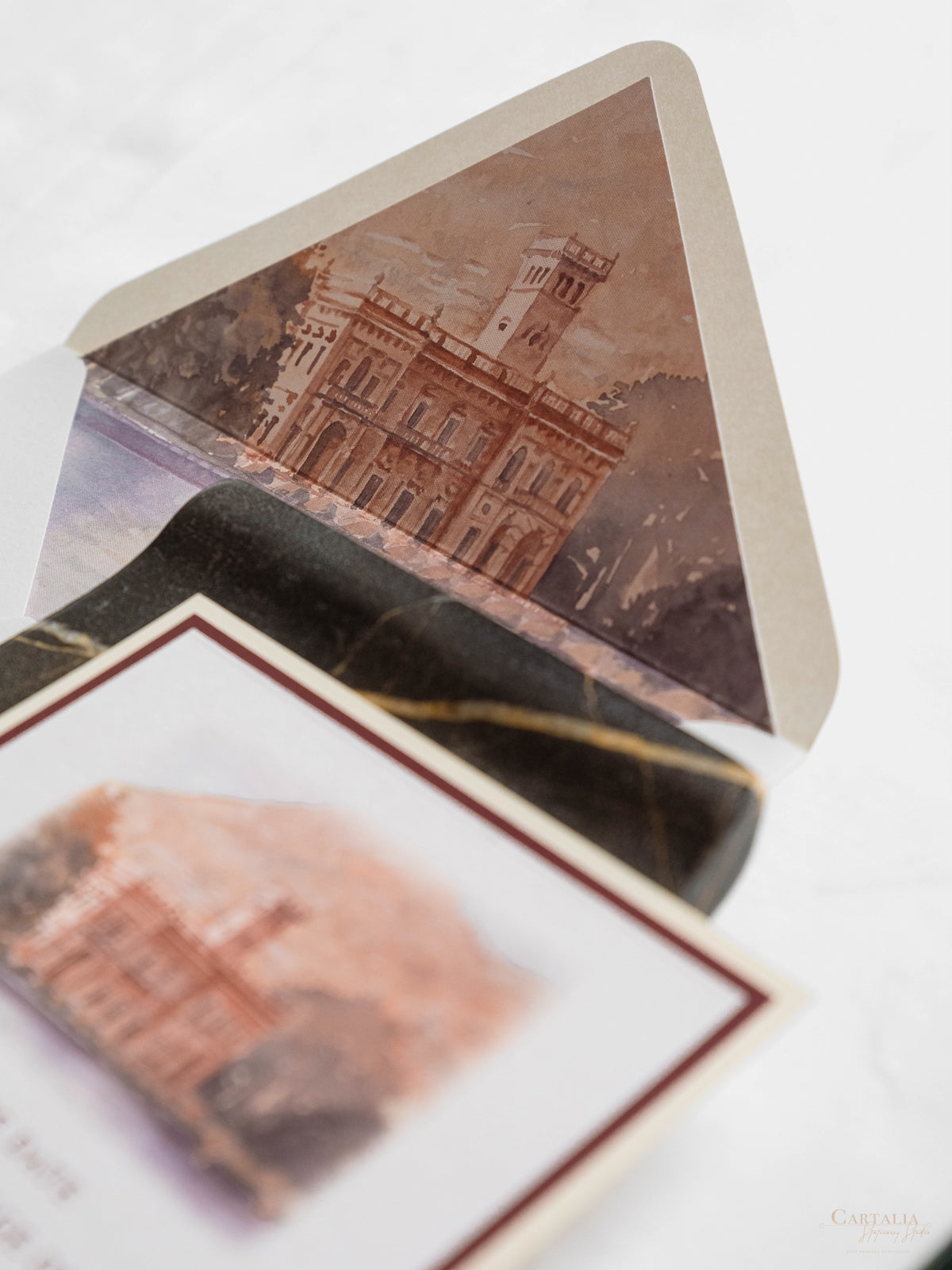 Invitación personalizada al lugar de la boda en acuarela con lámina dorada | Villa Regina Teodolinda | Lago Como