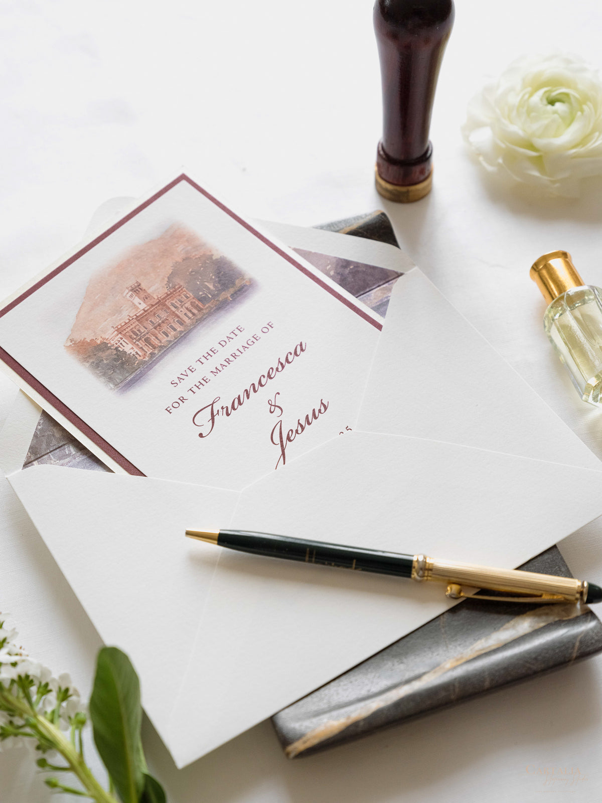 Invitación personalizada al lugar de la boda en acuarela con lámina dorada | Villa Regina Teodolinda | Lago Como