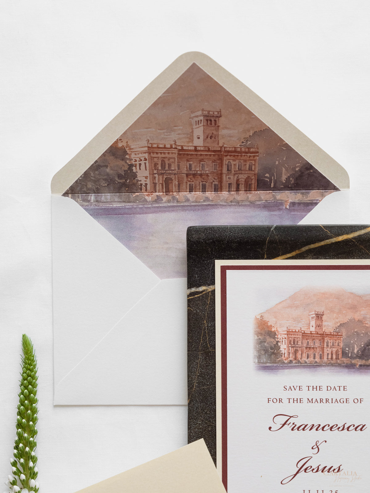 Invitación personalizada al lugar de la boda en acuarela con lámina dorada | Villa Regina Teodolinda | Lago Como