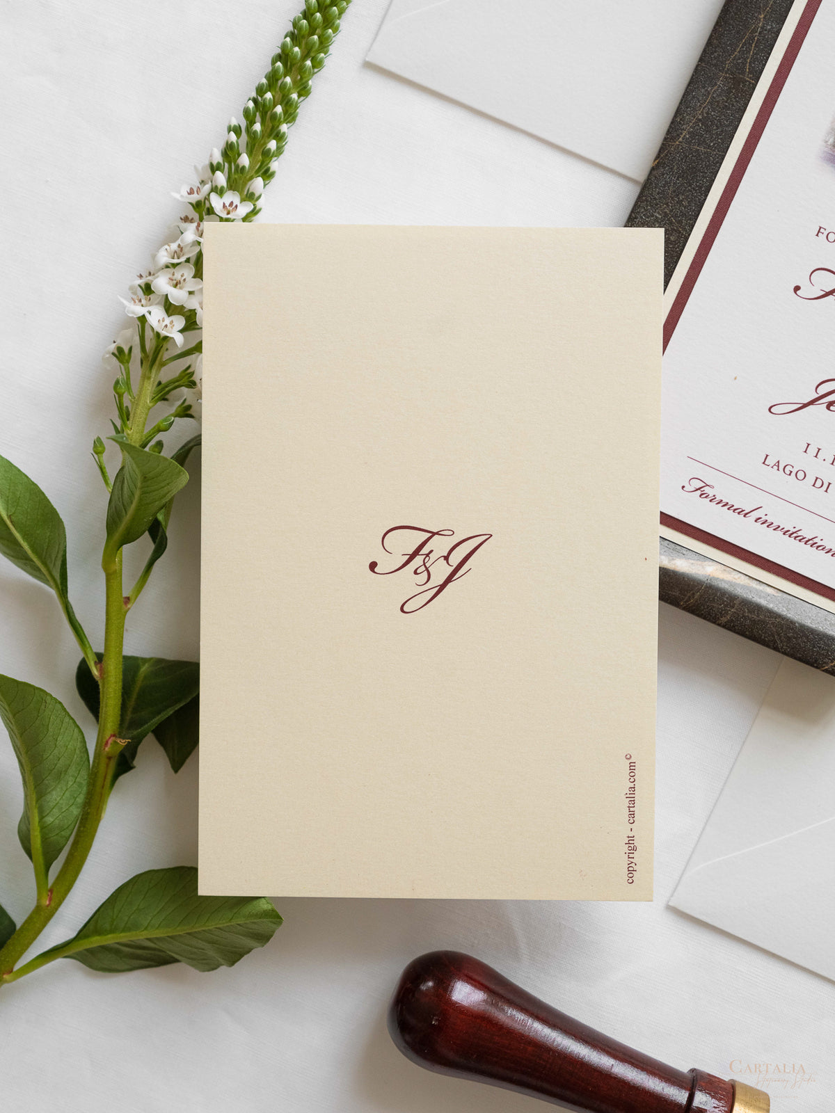 Invitación personalizada al lugar de la boda en acuarela con lámina dorada | Villa Regina Teodolinda | Lago Como