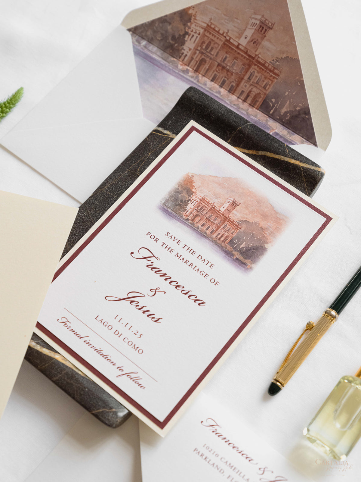 Invitación personalizada al lugar de la boda en acuarela con lámina dorada | Villa Regina Teodolinda | Lago Como