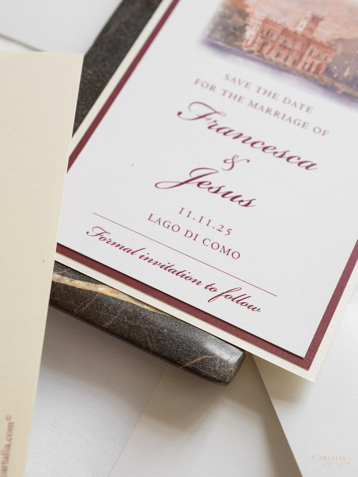 Invitación personalizada al lugar de la boda en acuarela con lámina dorada | Villa Regina Teodolinda | Lago Como