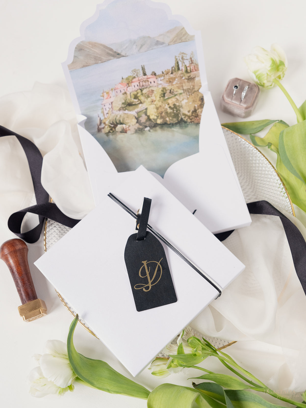 Invitación de bolsillo en caja 3D con puerta cortada con láser y etiqueta de cuero vegano | Villa Balbiano, Lago Como | Hecho a la medida