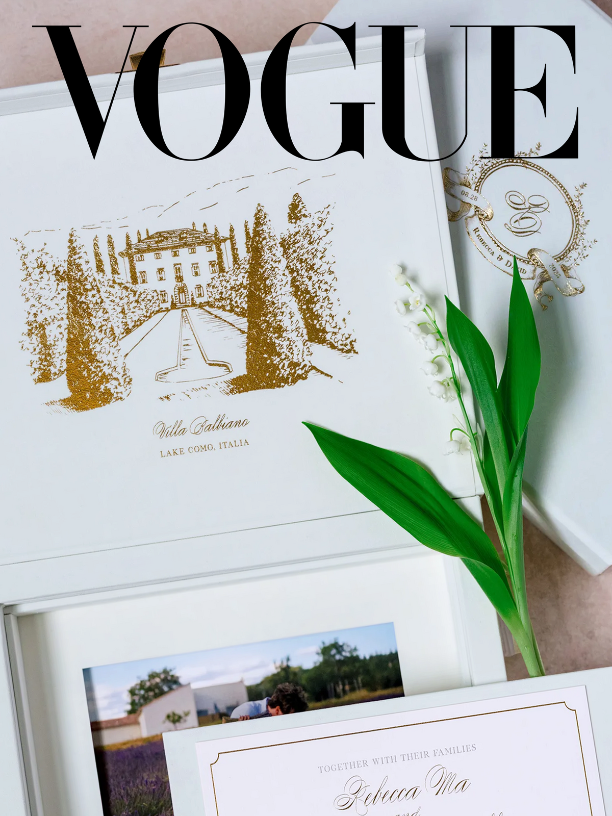 Caja rígida de terciopelo de lujo e invitación con borlas y lugar con lámina dorada | Comisión G&amp;P a medida | Villa Balbiano, Lago Como