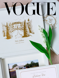 Caja rígida de terciopelo de lujo e invitación con borlas y lugar con lámina dorada | Comisión G&amp;P a medida | Villa Balbiano, Lago Como
