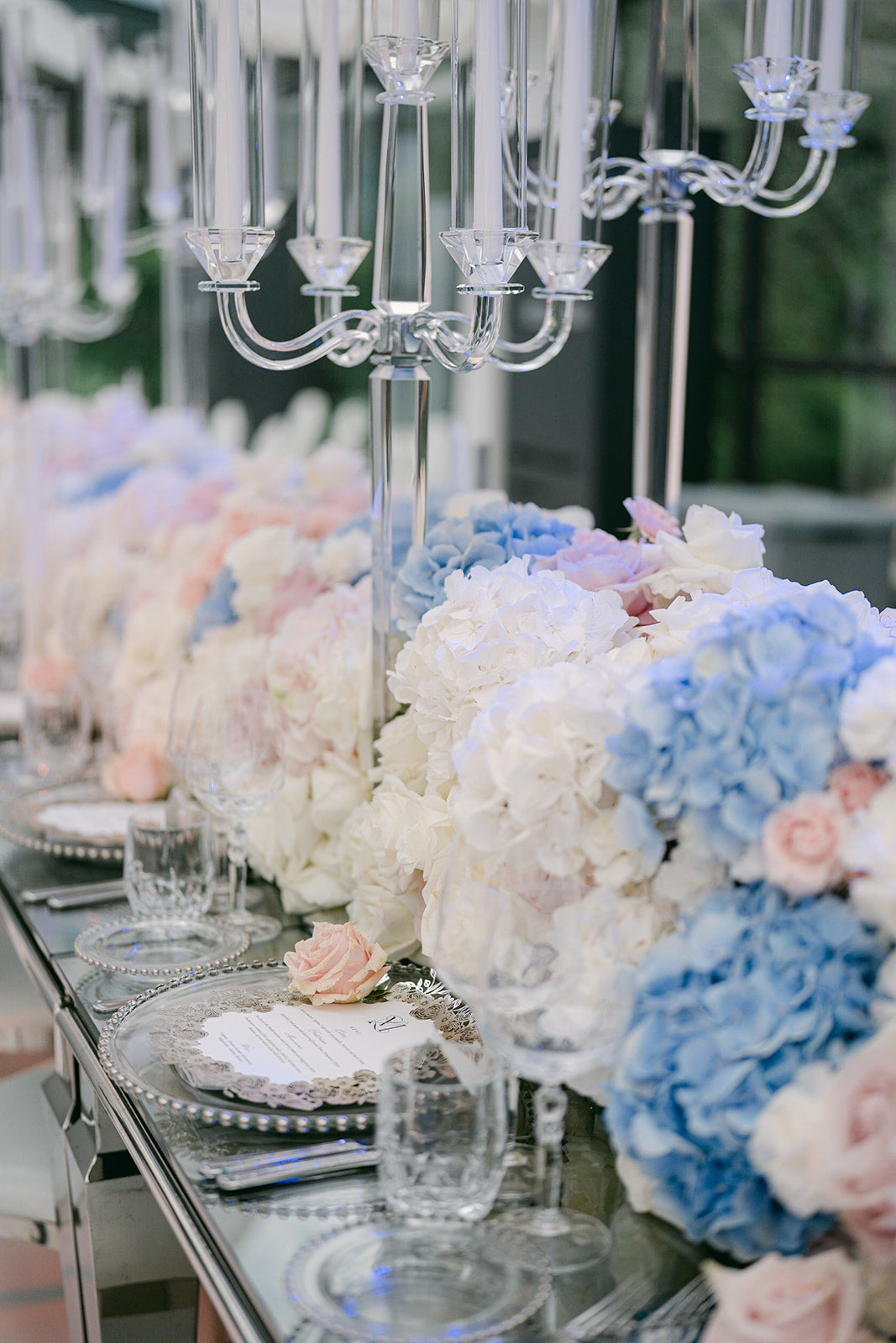 Menú de espejo plateado con rosas, flores y mariposas cortadas con láser | Boda en Villa Balbiano, Lago Como