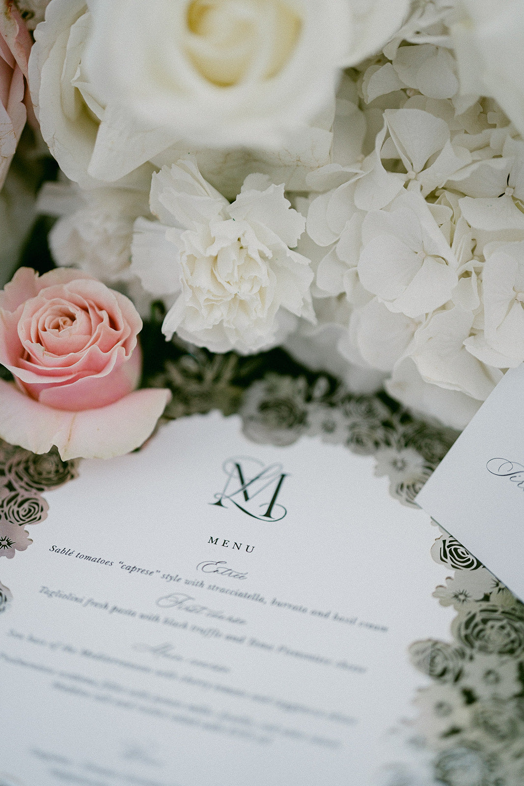 Menú de espejo plateado con rosas, flores y mariposas cortadas con láser | Boda en Villa Balbiano, Lago Como