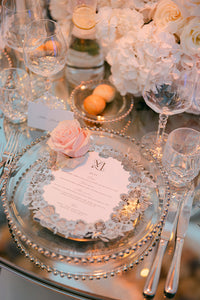 Menú de espejo plateado con rosas, flores y mariposas cortadas con láser | Boda en Villa Balbiano, Lago Como