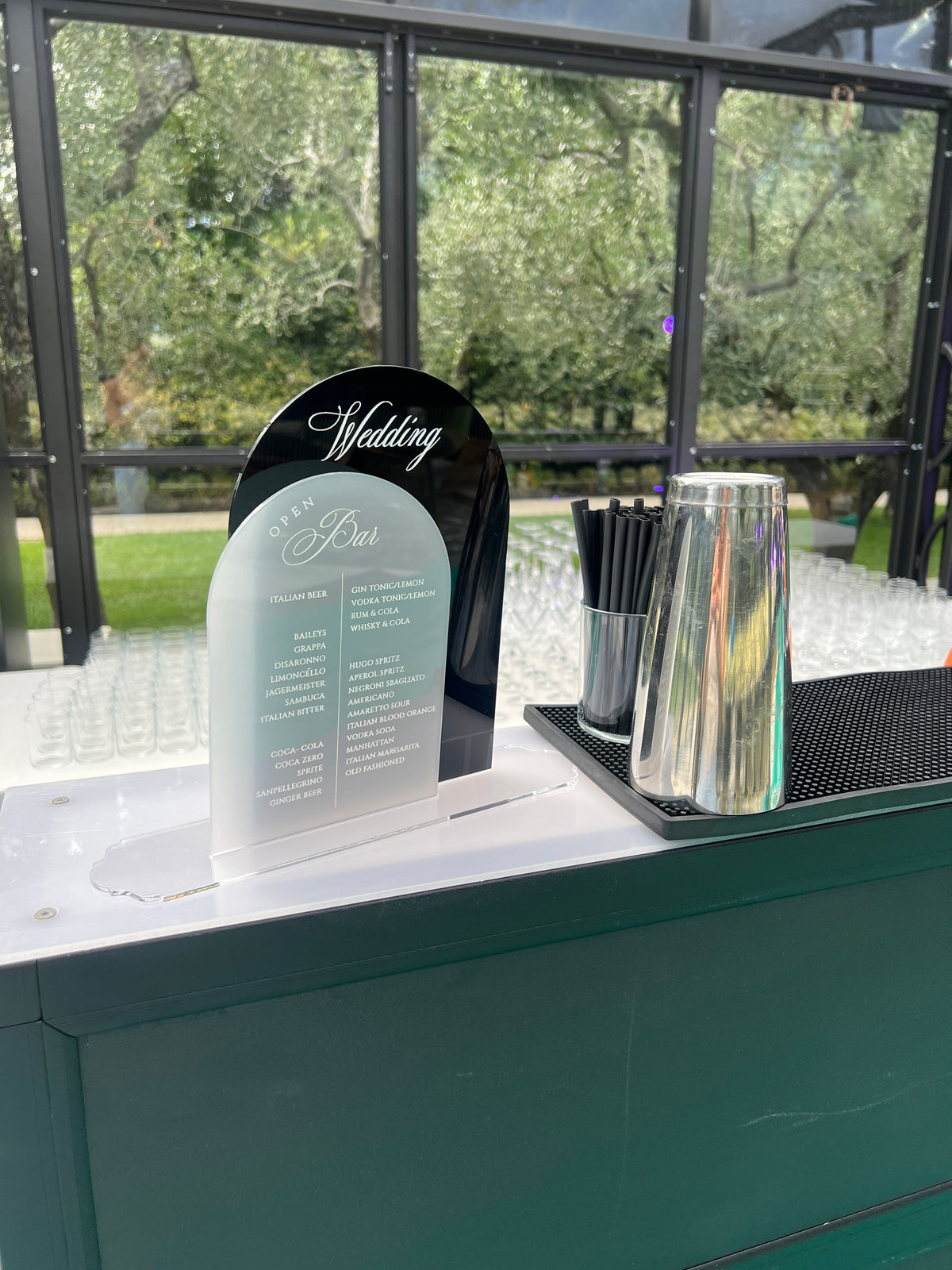 Menú de bar personalizado con monograma dorado | Villa Balbiano para bodas en el Lago Como