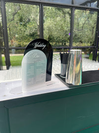 Menú de bar personalizado con monograma dorado | Villa Balbiano para bodas en el Lago Como