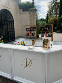 Menú de bar personalizado con monograma dorado | Villa Balbiano para bodas en el Lago Como