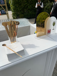 Menú de bar personalizado con monograma dorado | Villa Balbiano para bodas en el Lago Como