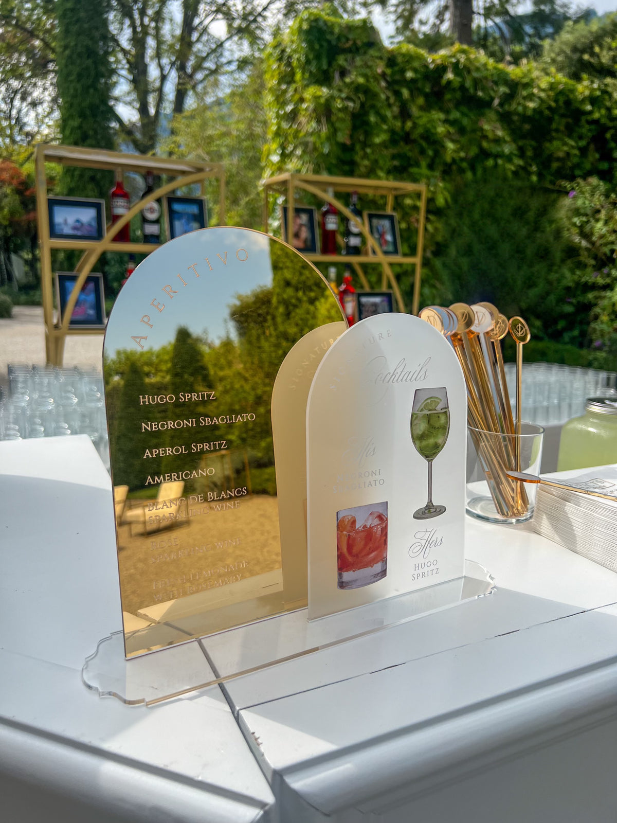 Menú de bar personalizado con monograma dorado | Villa Balbiano para bodas en el Lago Como