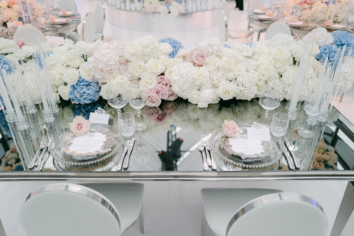 Menú de espejo plateado con rosas, flores y mariposas cortadas con láser | Boda en Villa Balbiano, Lago Como