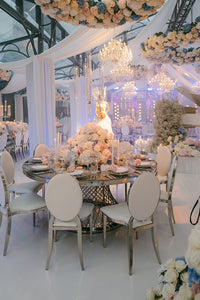 Menú de espejo plateado con rosas, flores y mariposas cortadas con láser | Boda en Villa Balbiano, Lago Como