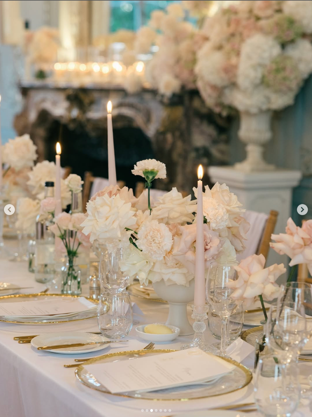 Tarjetas de menú de boda clásicas con nombres de invitados y sello de cera