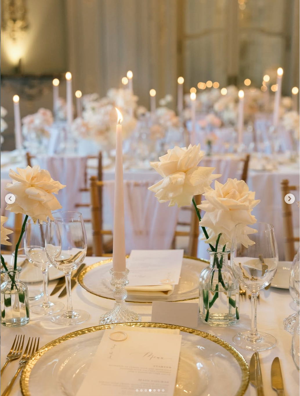 Tarjetas de menú de boda clásicas con nombres de invitados y sello de cera