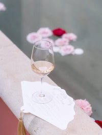 Intrincado abanico de pétalos de rosa para boda cortado con láser con monograma de lujo único en la parte posterior