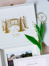 Caja rígida de terciopelo de lujo e invitación con borlas y lugar con lámina dorada | Comisión G&amp;P a medida | Villa Balbiano, Lago Como