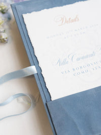 Invitación en folio y cinta con tapa dura de terciopelo de lujo y lugar con lámina dorada | Comisión a medida