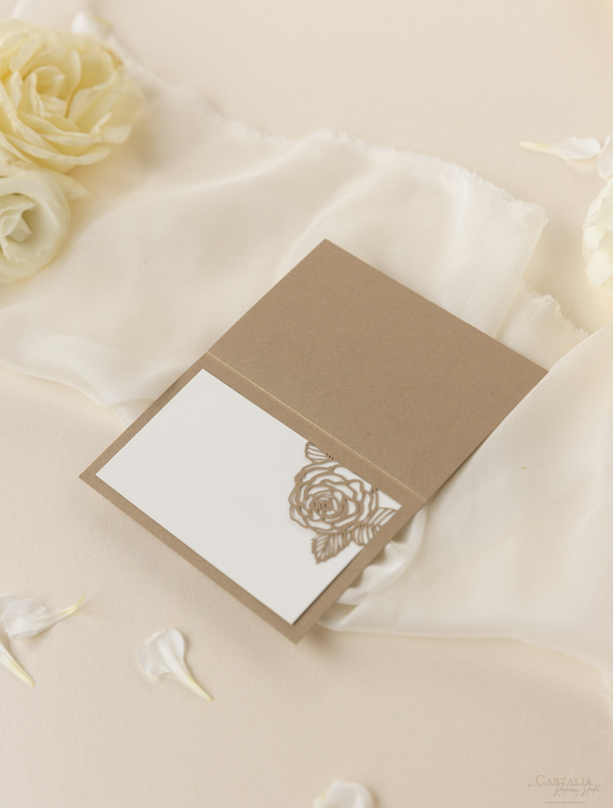 Tarjeta de lugar para boda con corte láser y rosas románticas