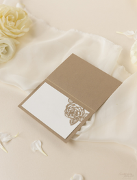 Tarjeta de lugar para boda con corte láser y rosas románticas