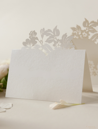 Tarjetas de lugar románticas con flores cortadas con láser