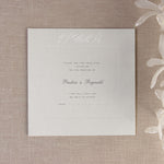 Tarjeta de reserva de fecha/agradecimiento/respuesta de lujo en relieve blanco metálico con papel de aluminio y borde hundido