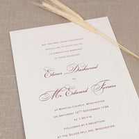 Elegante marco hundido triple en relieve con sobres forrados e invitación para el día de la boda con caligrafía clásica