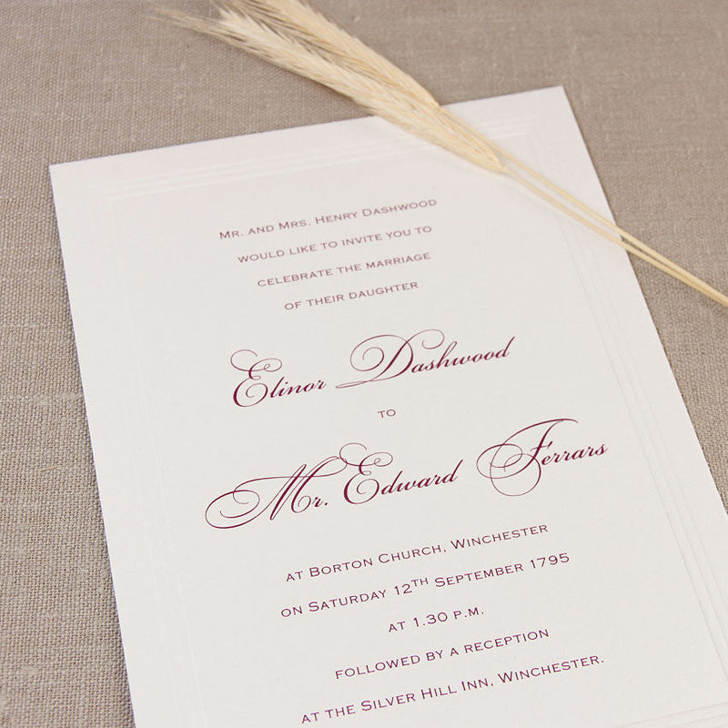 Elegante marco hundido triple en relieve con sobres forrados e invitación para el día de la boda con caligrafía clásica