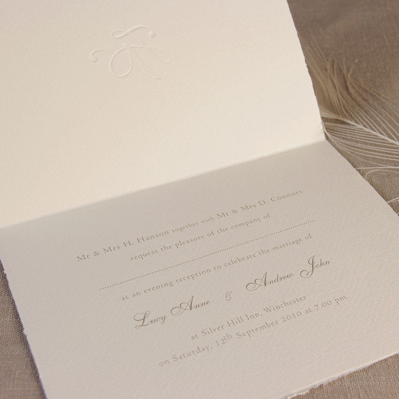 Invitación de boda tradicional de papel italiano con borde rasgado hecho a mano de lujo con monograma en relieve