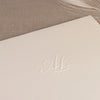 Invitación de boda tradicional de papel italiano con borde rasgado hecho a mano de lujo con monograma en relieve