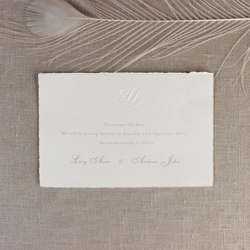 Tarjeta tradicional blanca para guardar la fecha, agradecimiento y respuesta.